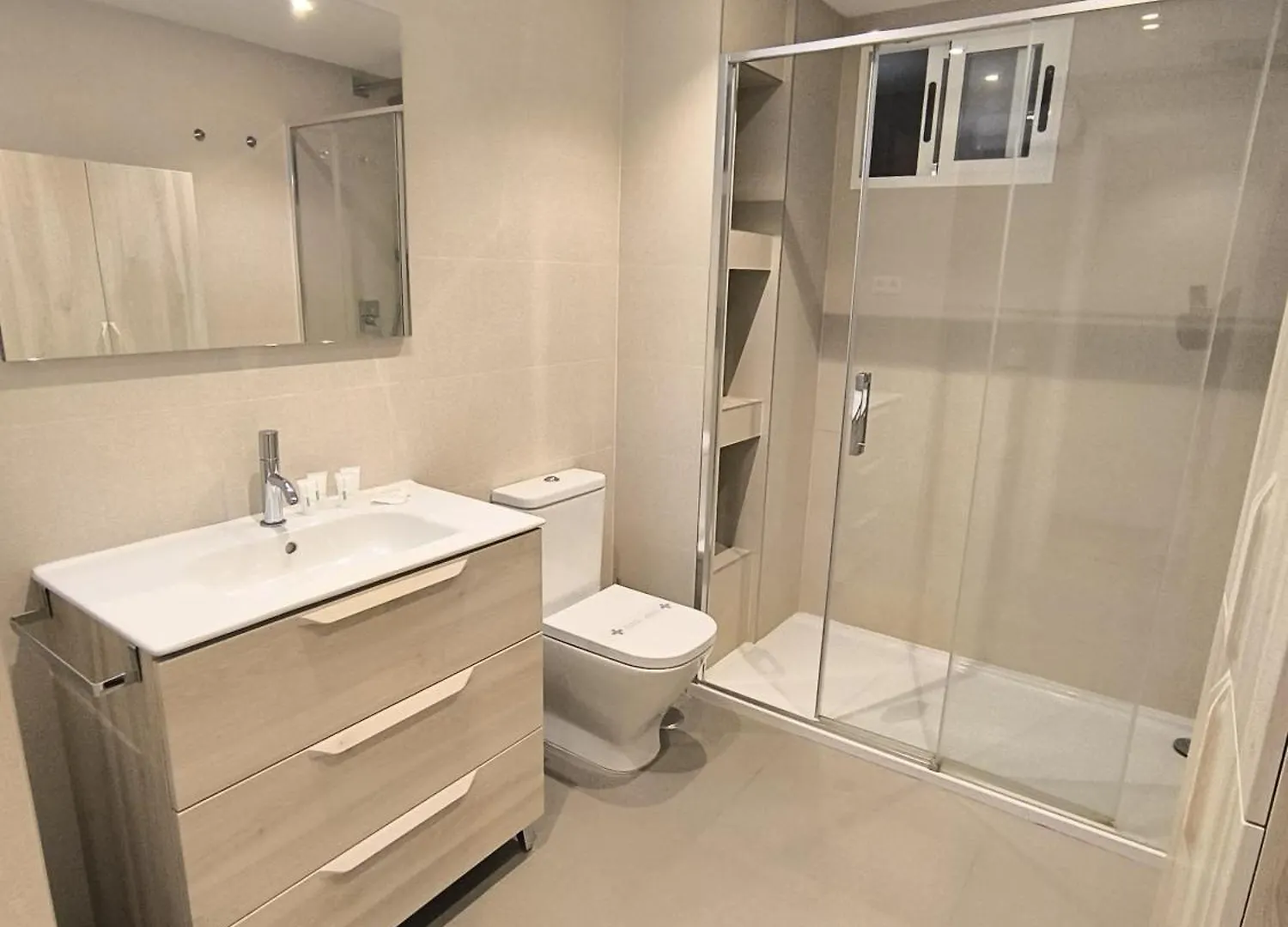 Guest house Chamartin - Modern & Comfortable Rooms Madrid